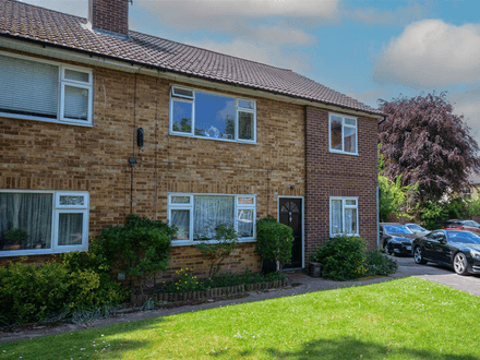 Large Maisonette - Walking Distance to Station