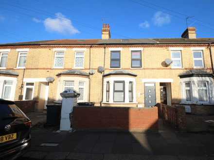 Four Bedroom Extended House - Spacious and Walking distance to the station